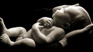 [wallcoo_com]_Black_and_white_newborn_baby_photo_A baby sleeping cozily_ISPC006042